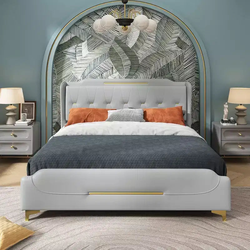 Cama King de plataforma de piel sintética con cabecero y pie de cama de ala, detalles dorados, capacidad de 800 lb