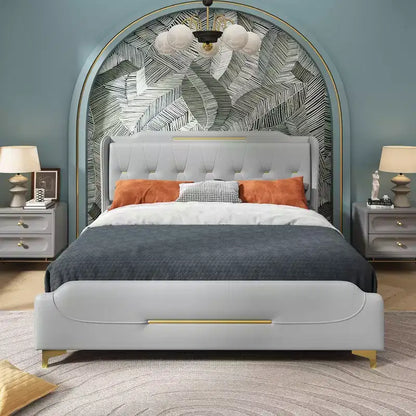 Cama King de plataforma de piel sintética con cabecero y pie de cama de ala, detalles dorados, capacidad de 800 lb