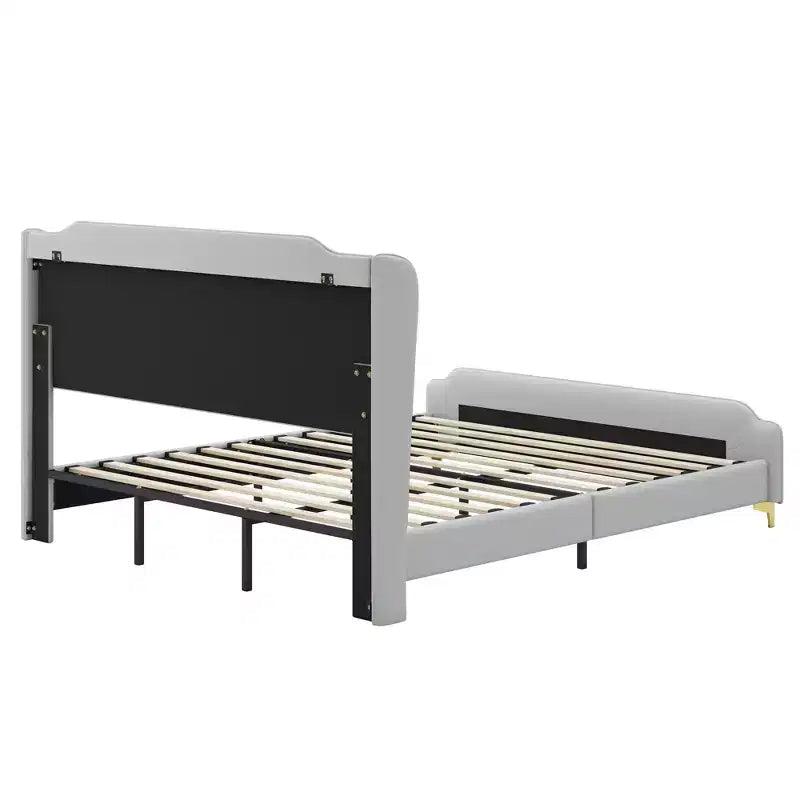 Cama King de plataforma de piel sintética con cabecero y pie de cama de ala, detalles dorados, capacidad de 800 lb