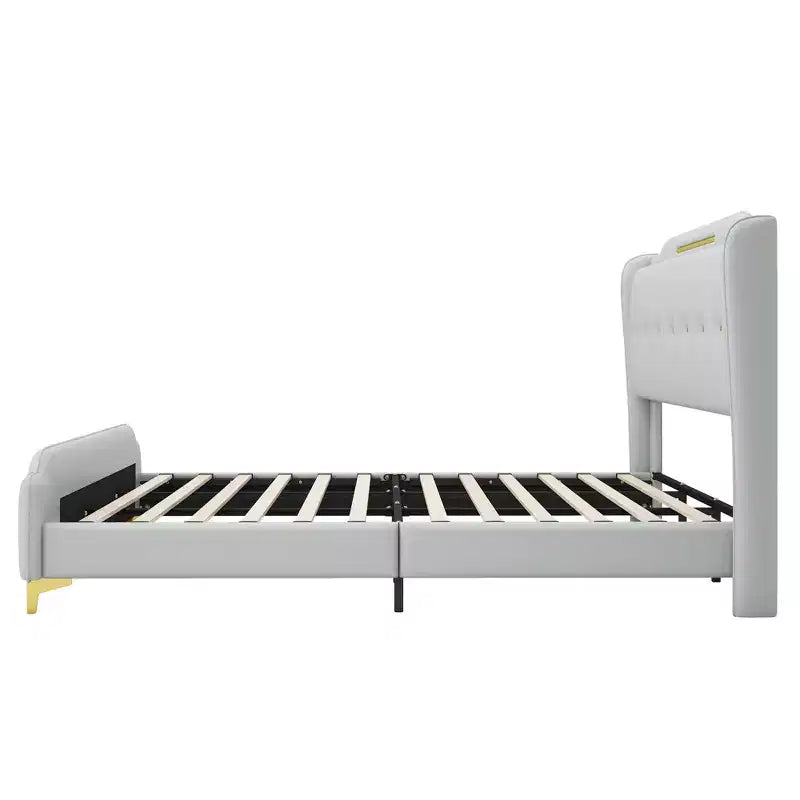 Cama King de plataforma de piel sintética con cabecero y pie de cama de ala, detalles dorados, capacidad de 800 lb