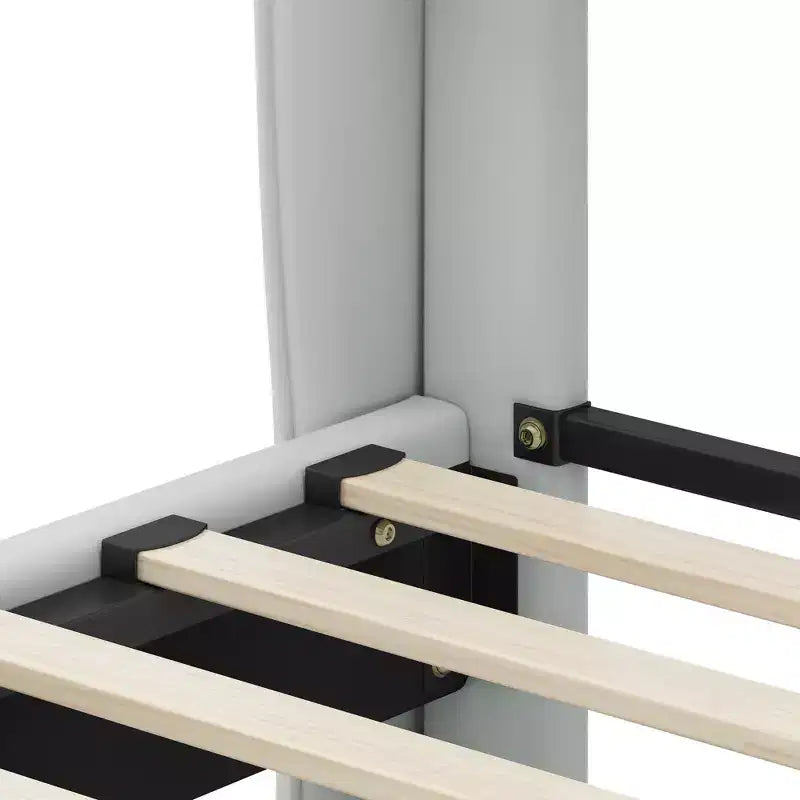 Cama King de plataforma de piel sintética con cabecero y pie de cama de ala, detalles dorados, capacidad de 800 lb