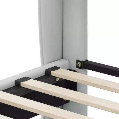 Cama King de plataforma de piel sintética con cabecero y pie de cama de ala, detalles dorados, capacidad de 800 lb