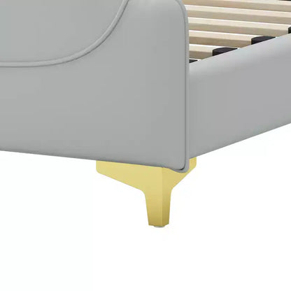 Cama King de plataforma de piel sintética con cabecero y pie de cama de ala, detalles dorados, capacidad de 800 lb