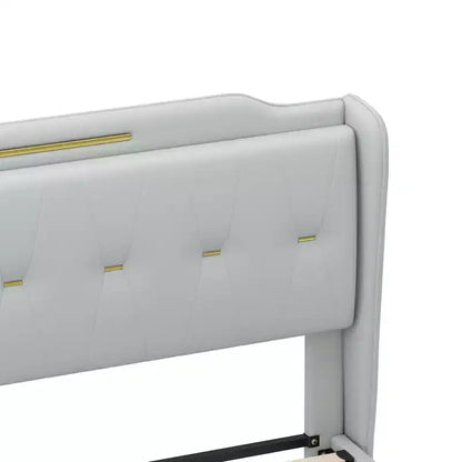 Cama King de plataforma de piel sintética con cabecero y pie de cama de ala, detalles dorados, capacidad de 800 lb