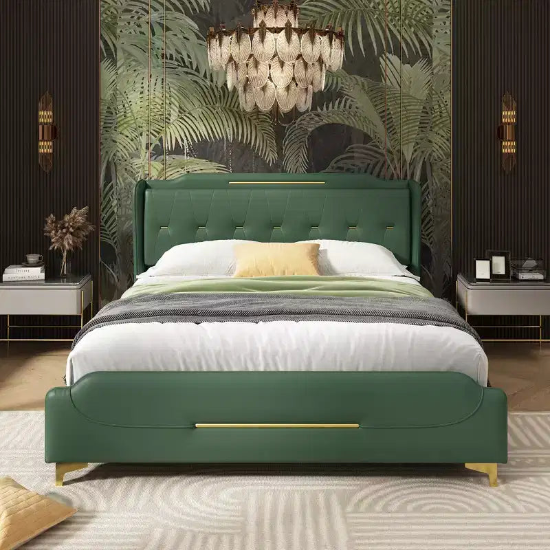 Cama King de plataforma de piel sintética con cabecero y pie de cama de ala, detalles dorados, capacidad de 800 lb