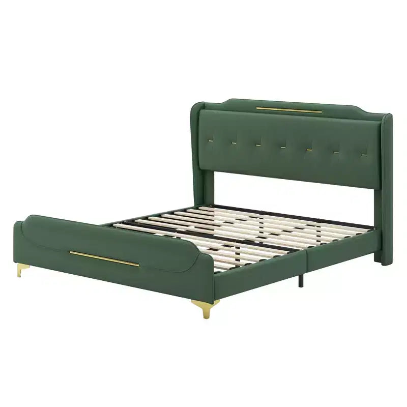 Cama King de plataforma de piel sintética con cabecero y pie de cama de ala, detalles dorados, capacidad de 800 lb
