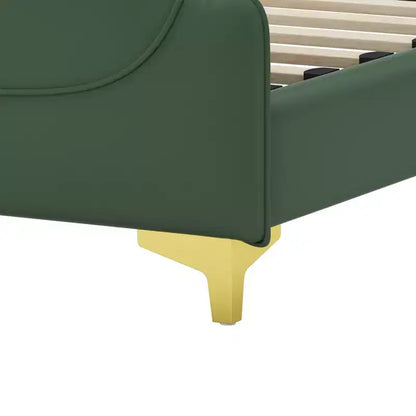 Cama King de plataforma de piel sintética con cabecero y pie de cama de ala, detalles dorados, capacidad de 800 lb
