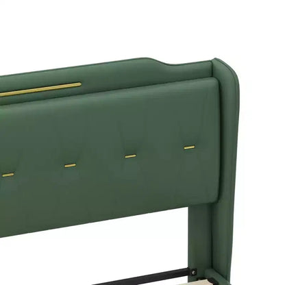 Cama King de plataforma de piel sintética con cabecero y pie de cama de ala, detalles dorados, capacidad de 800 lb