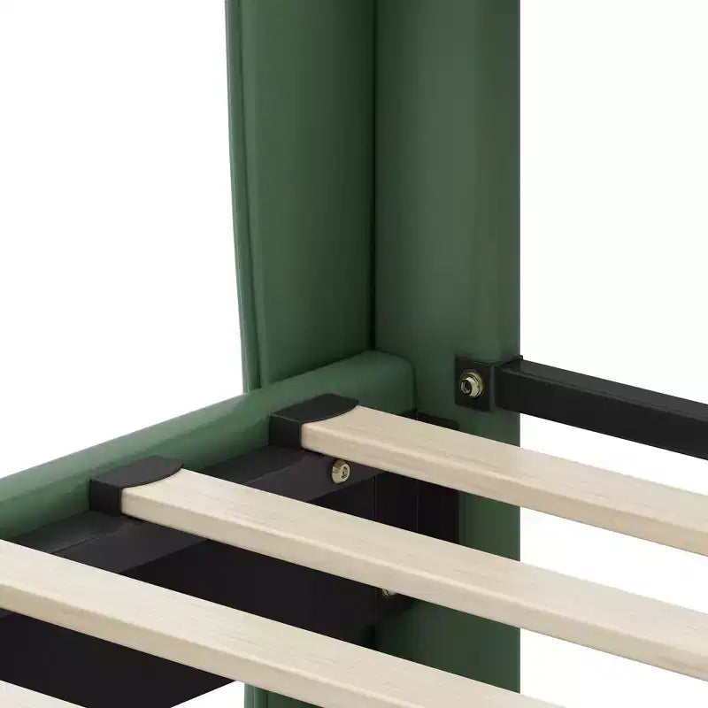 Cama King de plataforma de piel sintética con cabecero y pie de cama de ala, detalles dorados, capacidad de 800 lb