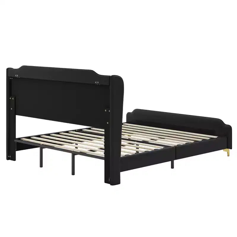 Cama King de plataforma de piel sintética con cabecero y pie de cama de ala, detalles dorados, capacidad de 800 lb