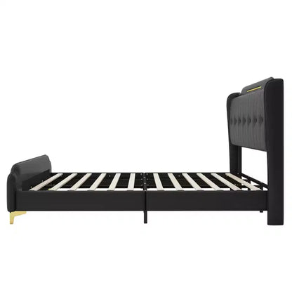 Cama King de plataforma de piel sintética con cabecero y pie de cama de ala, detalles dorados, capacidad de 800 lb