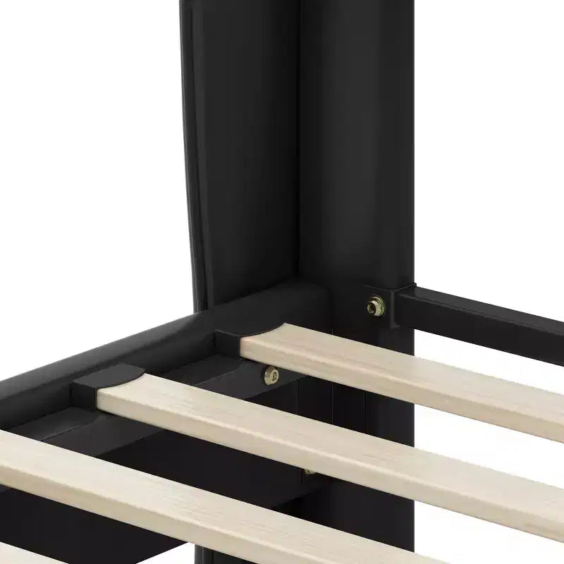 Cama King de plataforma de piel sintética con cabecero y pie de cama de ala, detalles dorados, capacidad de 800 lb