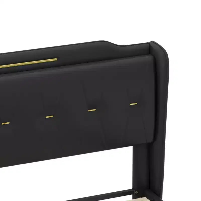 Cama King de plataforma de piel sintética con cabecero y pie de cama de ala, detalles dorados, capacidad de 800 lb