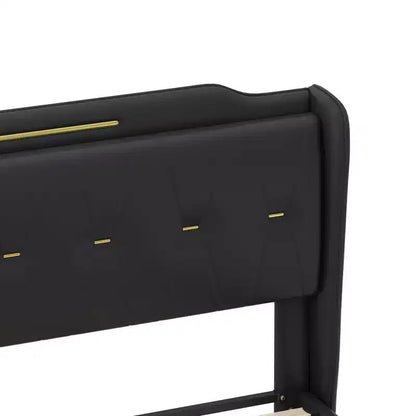 Cama King de plataforma de piel sintética con cabecero y pie de cama de ala, detalles dorados, capacidad de 800 lb
