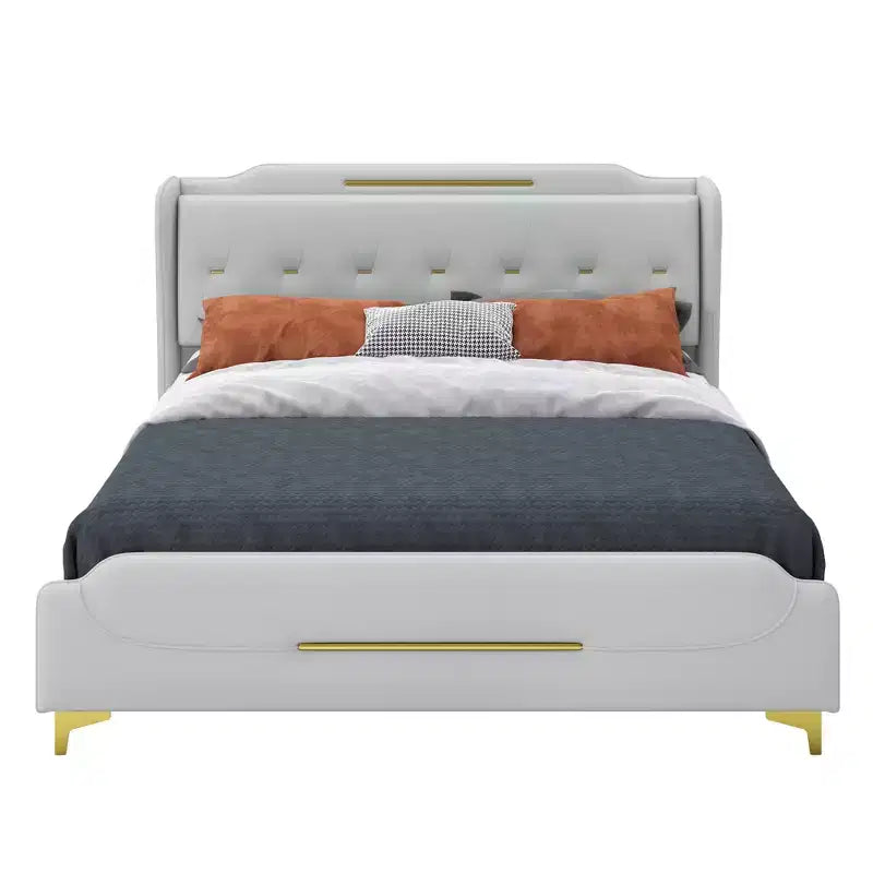 Cama King de plataforma de piel sintética con cabecero y pie de cama de ala, detalles dorados, capacidad de 800 lb