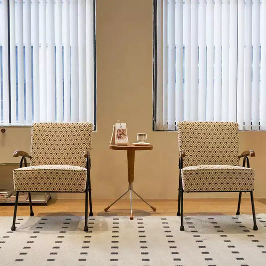 Sillón orejero moderno de tela con respaldo alto y patas de metal en X para sala de estar