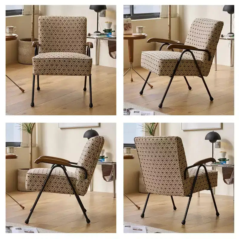 Sillón orejero moderno de tela con respaldo alto y patas de metal en X para sala de estar