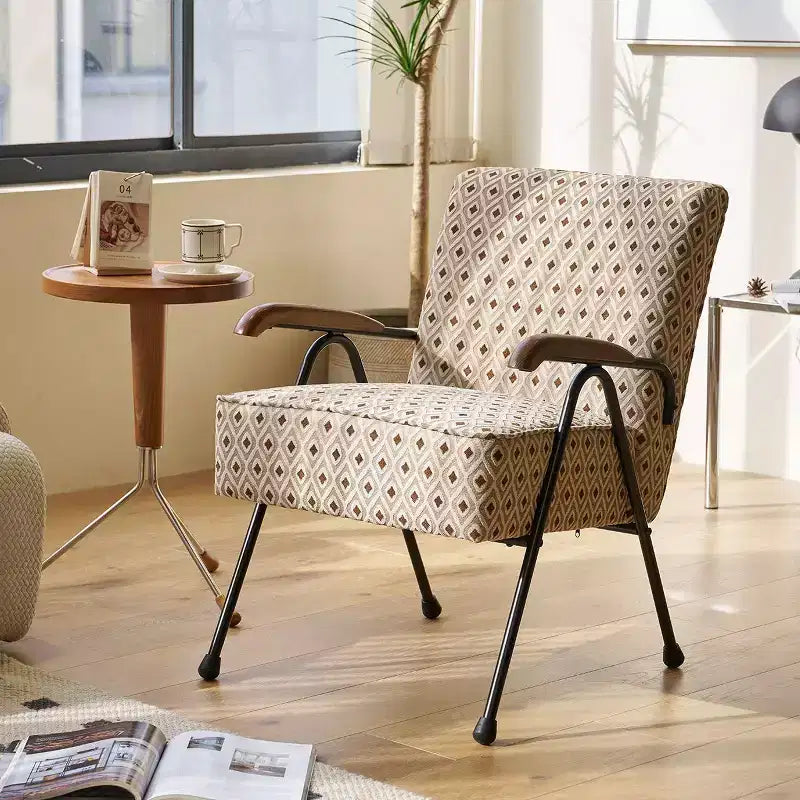 Sillón orejero moderno de tela con respaldo alto y patas de metal en X para sala de estar