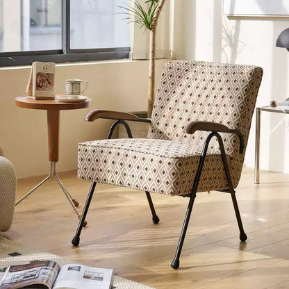 Sillón orejero moderno de tela con respaldo alto y patas de metal en X para sala de estar