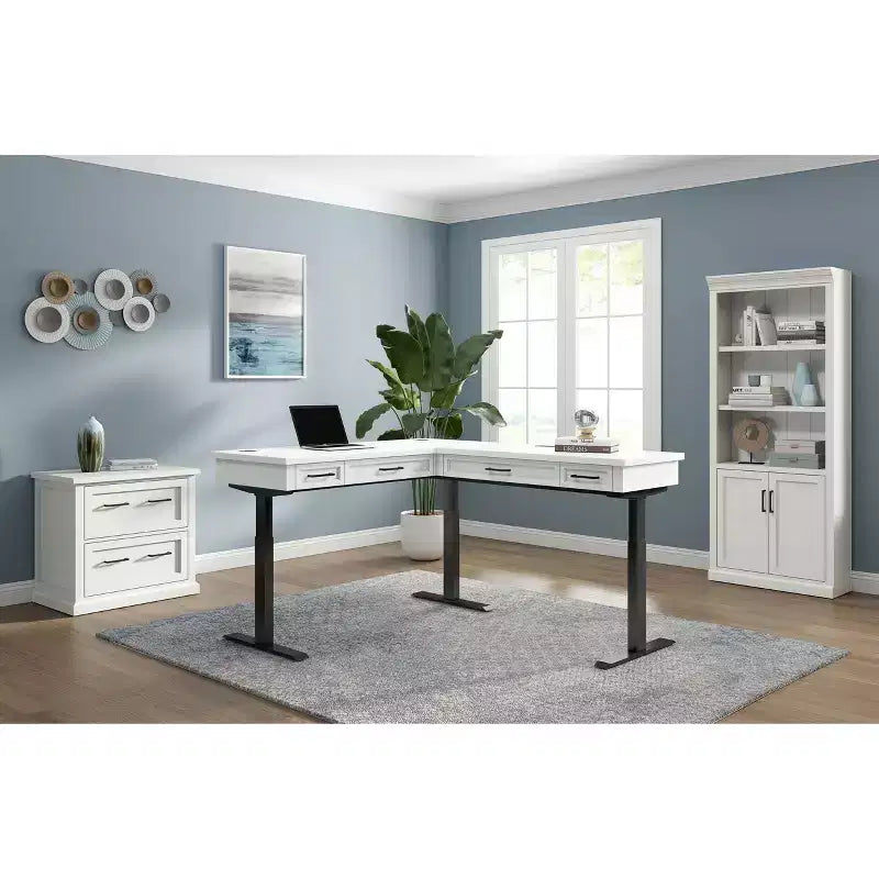 Archivador lateral moderno de madera blanca con puertas estilo shaker y centros de energía integrados