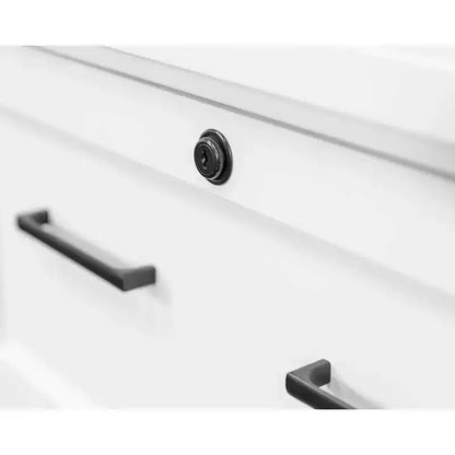 Archivador lateral moderno de madera blanca con puertas estilo shaker y centros de energía integrados
