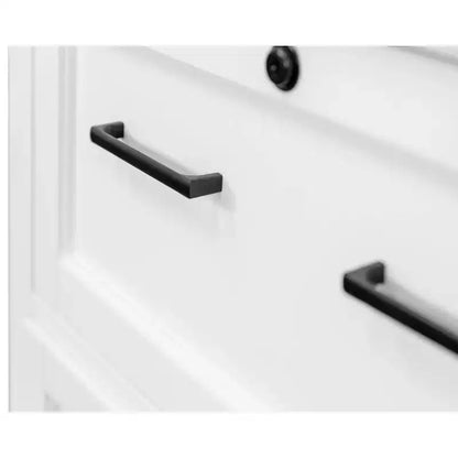 Archivador lateral moderno de madera blanca con puertas estilo shaker y centros de energía integrados