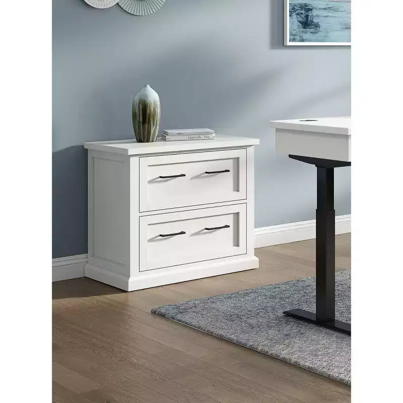 Archivador lateral moderno de madera blanca con puertas estilo shaker y centros de energía integrados