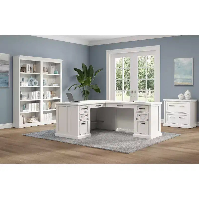 Archivador lateral moderno de madera blanca con puertas estilo shaker y centros de energía integrados