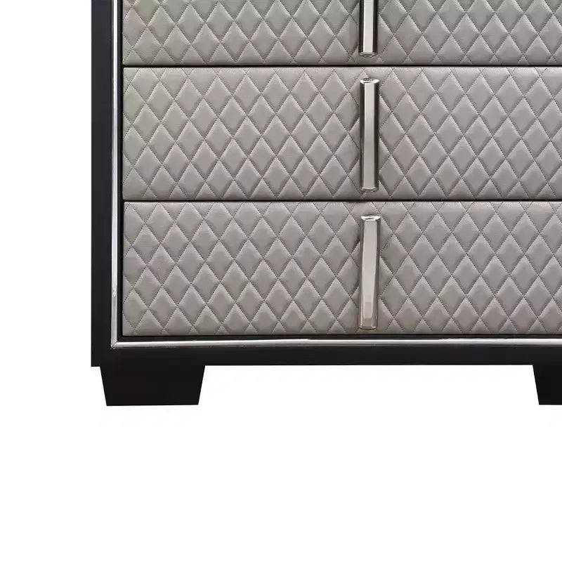 Cómoda de 38" y 5 cajones, piel sintética plateada y acabado negro, tapizado acolchado de rombos