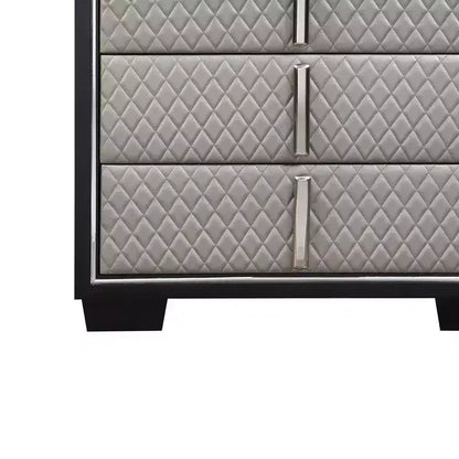 Cómoda de 38" y 5 cajones, piel sintética plateada y acabado negro, tapizado acolchado de rombos