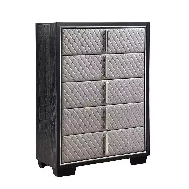 Cómoda de 38" y 5 cajones, piel sintética plateada y acabado negro, tapizado acolchado de rombos