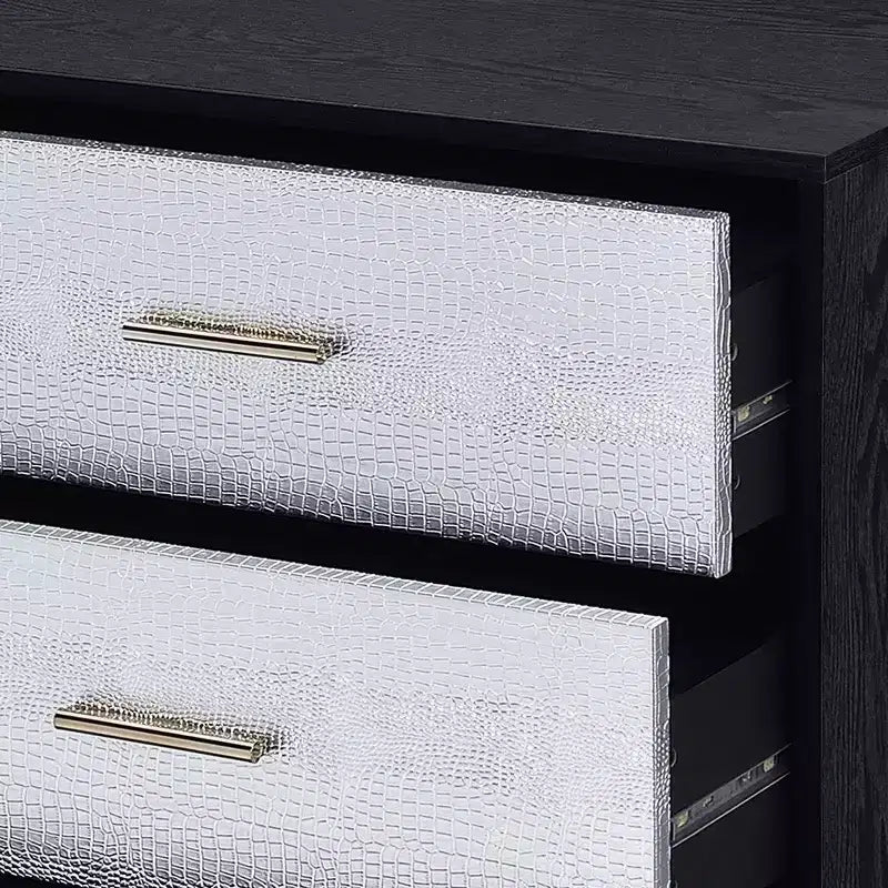 Cómoda de 47" y 5 cajones, acabado negro, plata y oro, madera compuesta, no requiere montaje