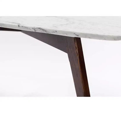 Mesa de centro cuadrada de mármol blanco Carrara italiano de 31" con patas de madera de olmo de mediados de siglo