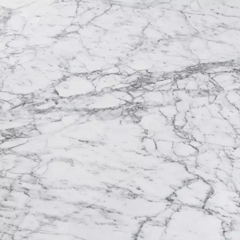 Mesa de centro cuadrada de mármol blanco Carrara italiano de 31" con patas de madera de olmo de mediados de siglo